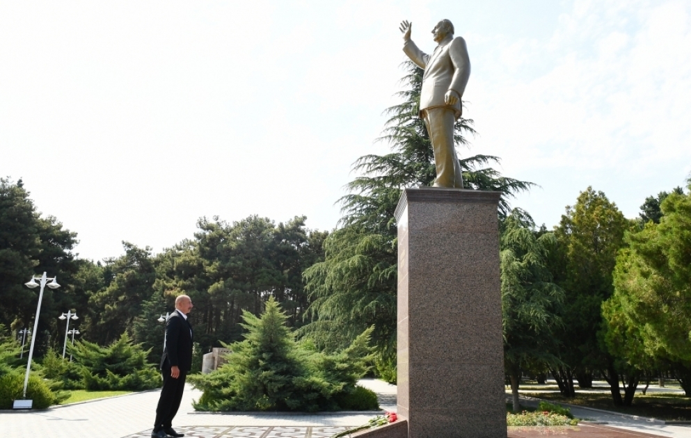 President Ilham Aliyev visited statue of national leader Heydar Aliyev in Naftalan VIDEO