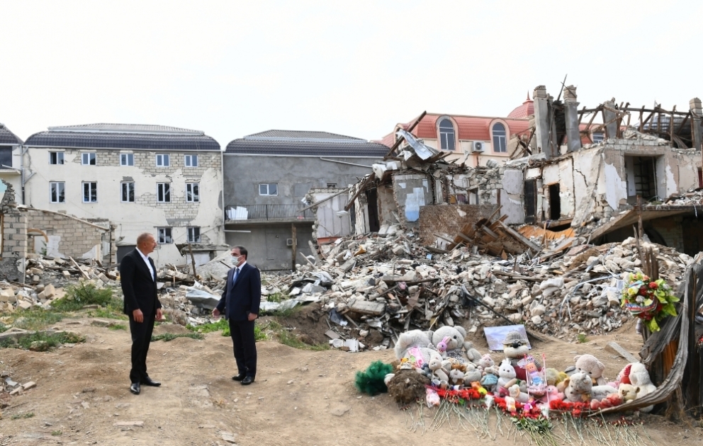 Le président Ilham Aliyev se familiarise avec les scènes criminelles causées par les attaques à la roquette de l’Arménie à Gandja VIDEO