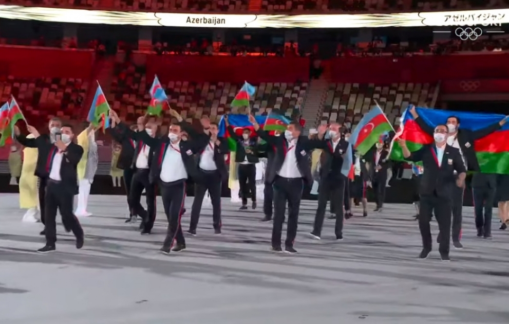 Die aserbaidschanischen Fahnenträger bei Olympia VIDEO