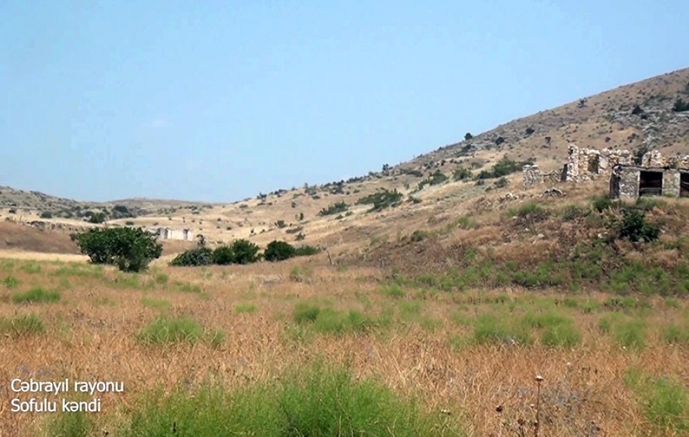 Verteidigungsministerium veröffentlicht Videoaufnahmen aus dem von der Besatzung befreiten Dorf Sofulu im Rayon Jabrayil VIDEO
