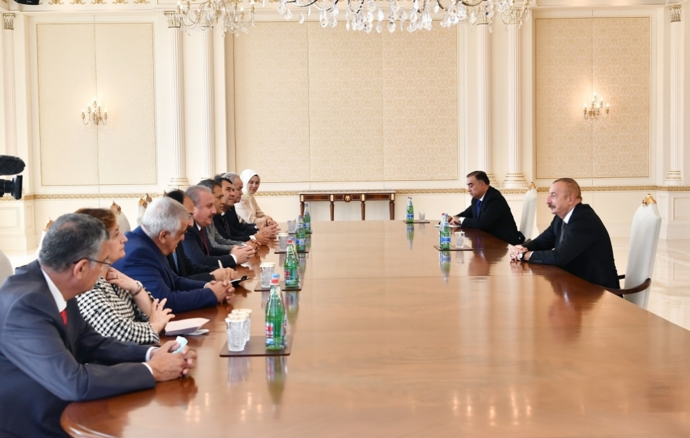 Le président Ilham Aliyev reçoit une délégation menée par le président de la Grande Assemblée nationale de Turquie VIDEO