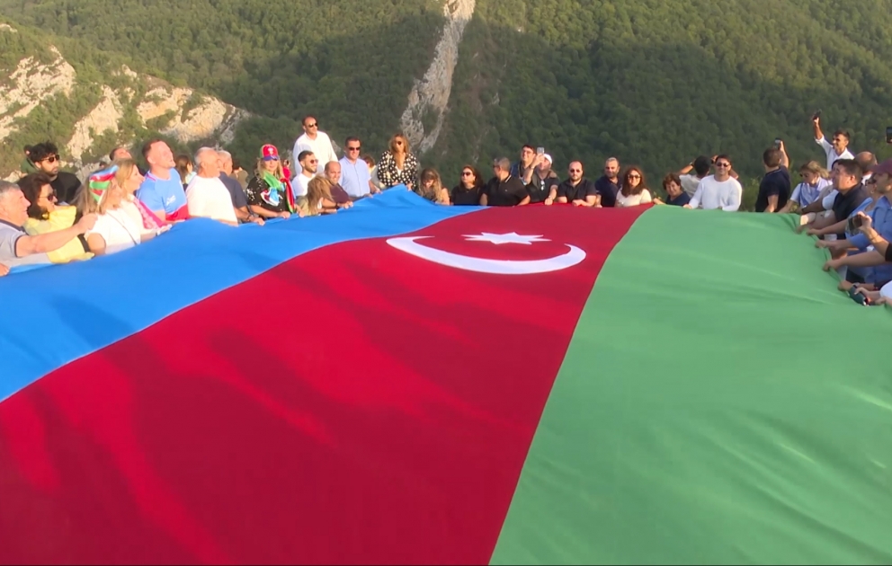 Xaricdə yaşayan soydaşlarımız Şuşa ilə yaxından tanış olublar VİDEO