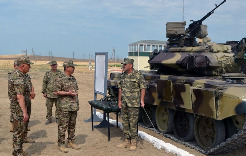 Министр обороны ознакомился с ходом проведения курсов повышения квалификации и усовершенствования офицерского состава ВИДЕО