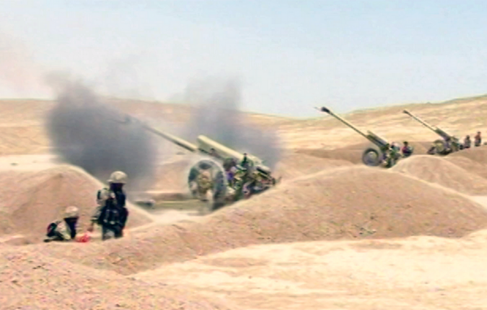 Des unités d'artillerie de l'armée azerbaïdjanaise effectuent des exercices de tir VIDEO