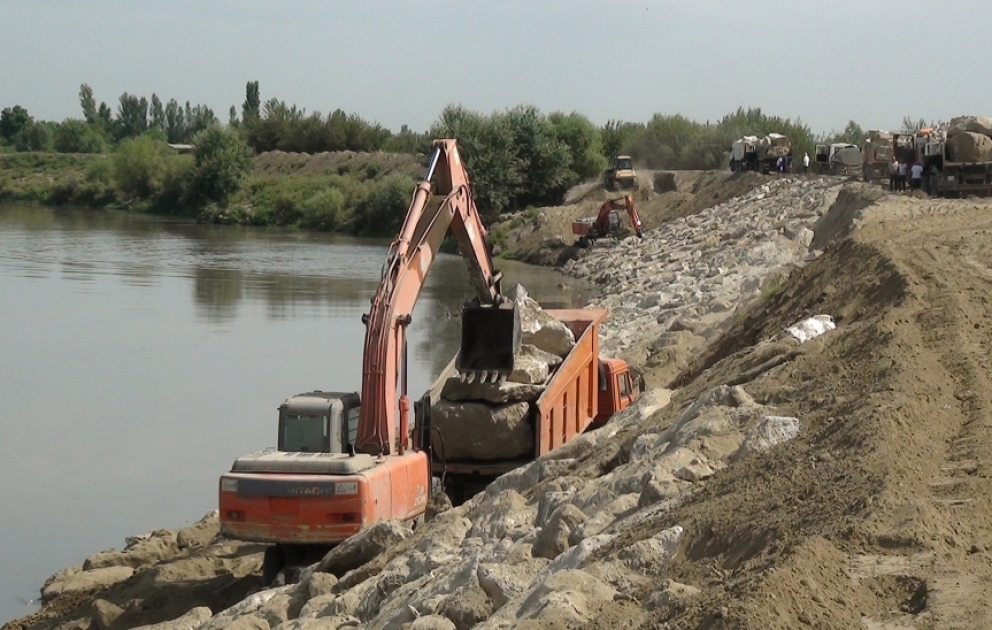 Kür çayında daşqının baş vermə ehtimalı olan döngələr beton sədlə bərkidilir FOTO VİDEO
