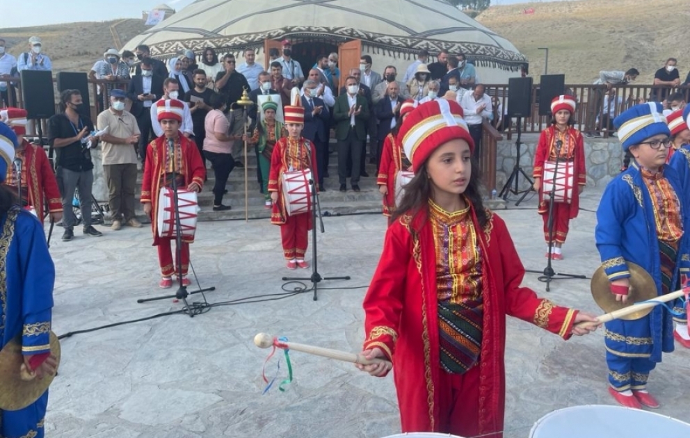 Məktəbli “Mehtəran” birliyinin ifası Malazgirt zəfəri mərasimində böyük təntənə yaradıb VİDEO