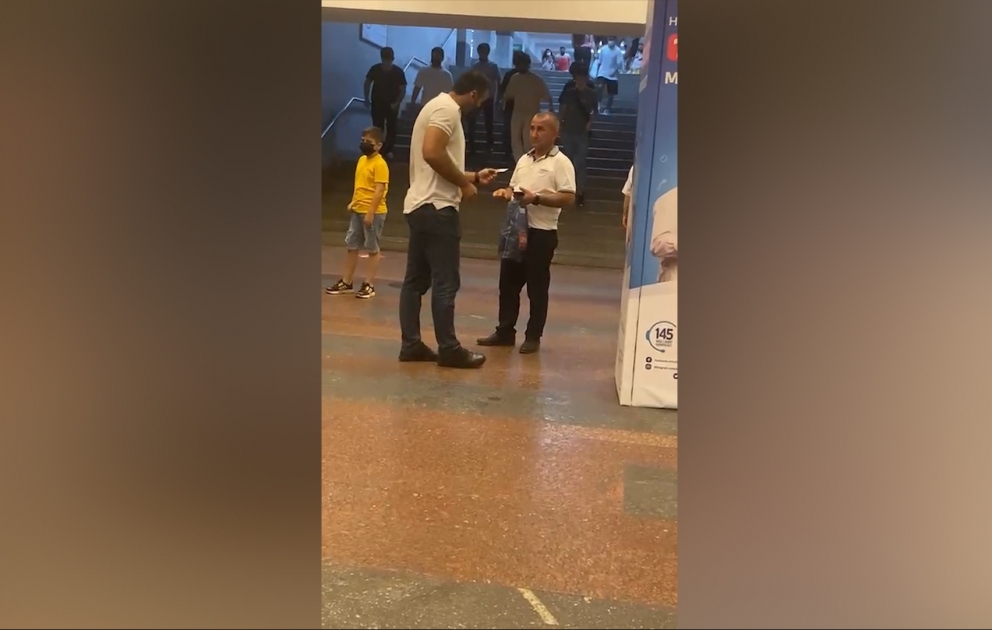 Mülki geyimli polis əməkdaşları metroda tibbi maskadan istifadə etməyən şəxslərlə qarşı tədbirlər keçirirlər VİDEO