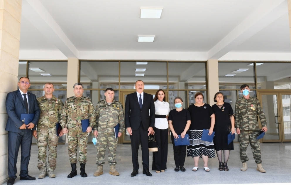 Şəhid ailələrinə, müharibə əlillərinə və Vətən müharibəsi qəhrəmanlarına mənzillər və avtomobillər təqdim olunub  Prezident İlham Əliyev və birinci xanım Mehriban Əliyeva mərasimində iştirak ediblər  YENİLƏNİB-2 VİDEO