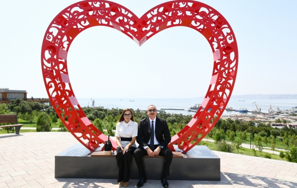 Präsident Ilham Aliyev und First Lady Mehriban Aliyeva lernen im Bezirk Khatai von Baku neu angelegten Park "Gänjlik" kennen VIDEO