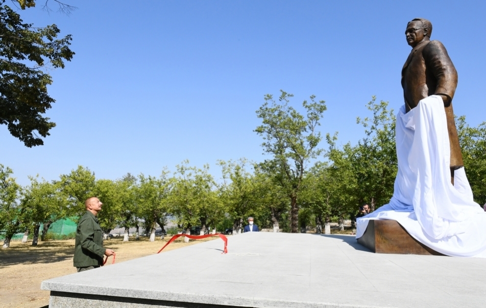 Le président azerbaïdjanais et son épouse participent à l’inauguration d’une statue d’Uzeyir Hadjibeyli à Choucha VIDEO