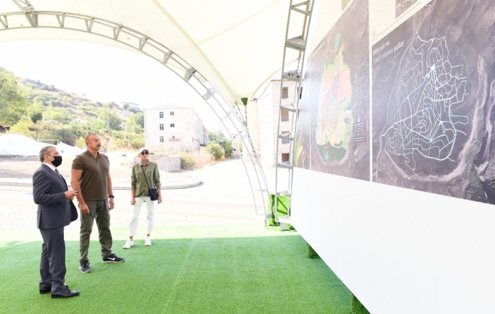 Le plan général de la ville de Choucha a été présenté au président Ilham Aliyev et à la première dame Mehriban Aliyeva VIDEO