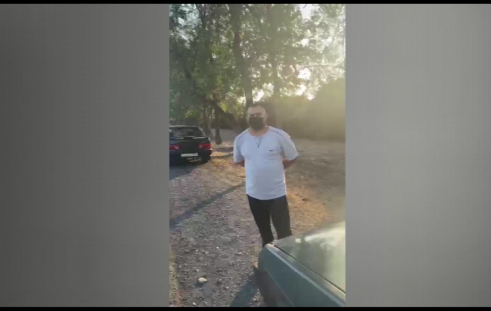 Qəbələ rayonunda COVID-19 xəstəsi olan şəxs ictimai yerdə saxlanılıb VİDEO
