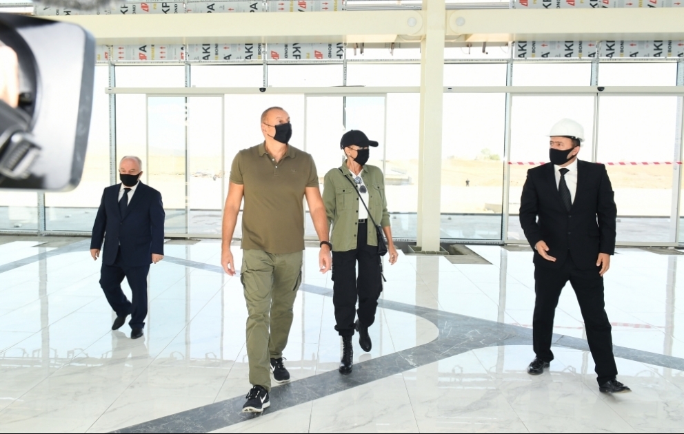 Präsident Ilham Aliyev und First Lady Mehriban Aliyeva machen sich mit Bauarbeiten am internationalen Flughafen Füsuli vertraut VIDEO