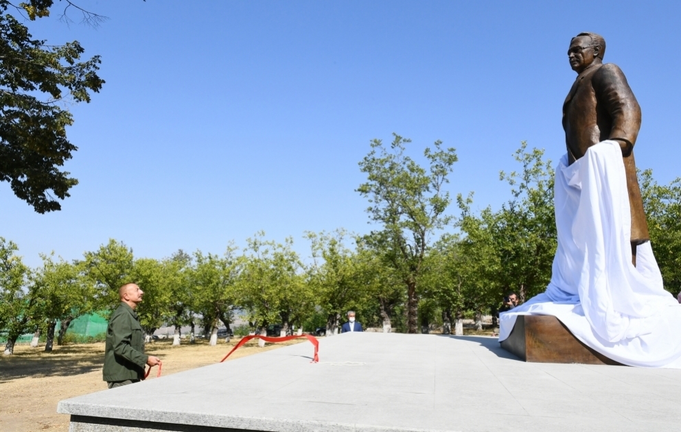 Präsident Ilham Aliyev und First Lady Mehriban Aliyeva enthüllen Denkmal von Uzeyir Hajibeyli in Schuscha: VIDEO