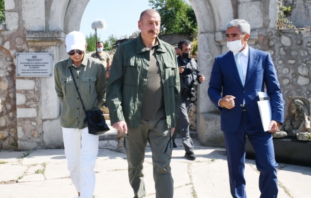 Präsident Ilham Aliyev und First Lady Mehriban Aliyeva machen sich mit Arbeiten vertraut, die am Hausmuseum von Uzeyir Hajibeyli in Schuscha durchgeführt werden VIDEO