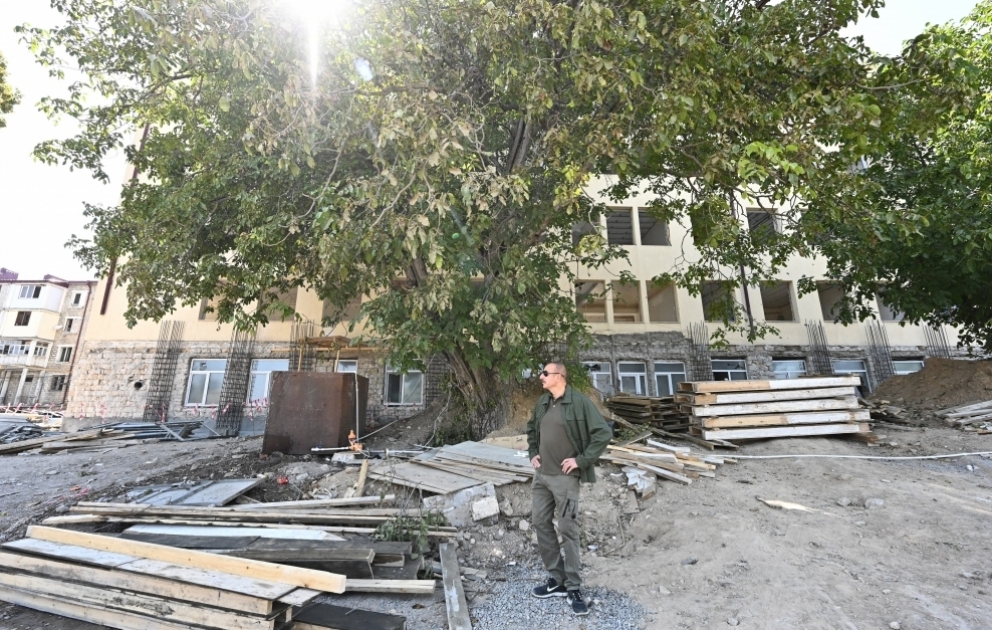 В административном здании в Шуше, где разместится специальное представительство, ведутся реставрационные работы ВИДЕО