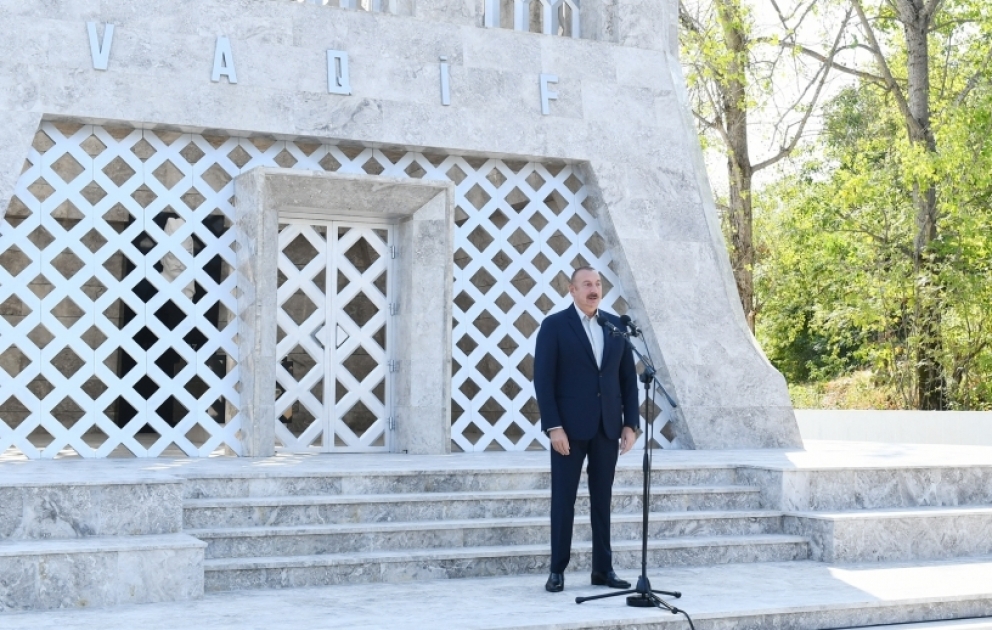 Le président Ilham Aliyev et la première dame Mehriban Aliyeva particpent à l'ouverture des Journées de la poésie de Vaguif à Choucha VIDEO