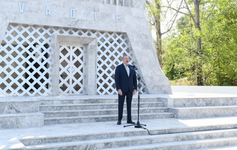 Präsident Ilham Aliyev und First Lady Mehriban Aliyeva nehmen an Vagifs Poesietagen in Schuscha teil VIDEO