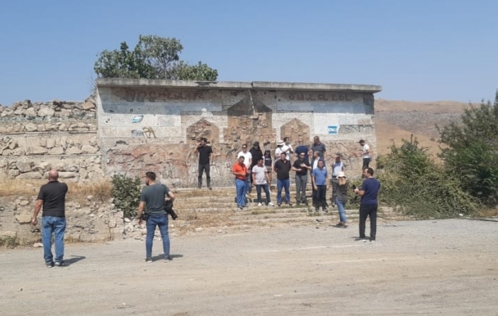 Xarici jurnalistlər Cəbrayılda erməni vandalizminin şahidi olublar VİDEO