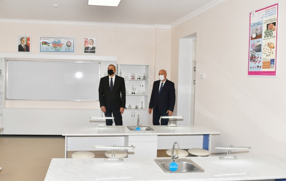 Prezident İlham Əliyev Sumqayıt şəhər 20 nömrəli tam orta məktəbdə yaradılan şəraitlə tanış olub YENİLƏNİB VİDEO