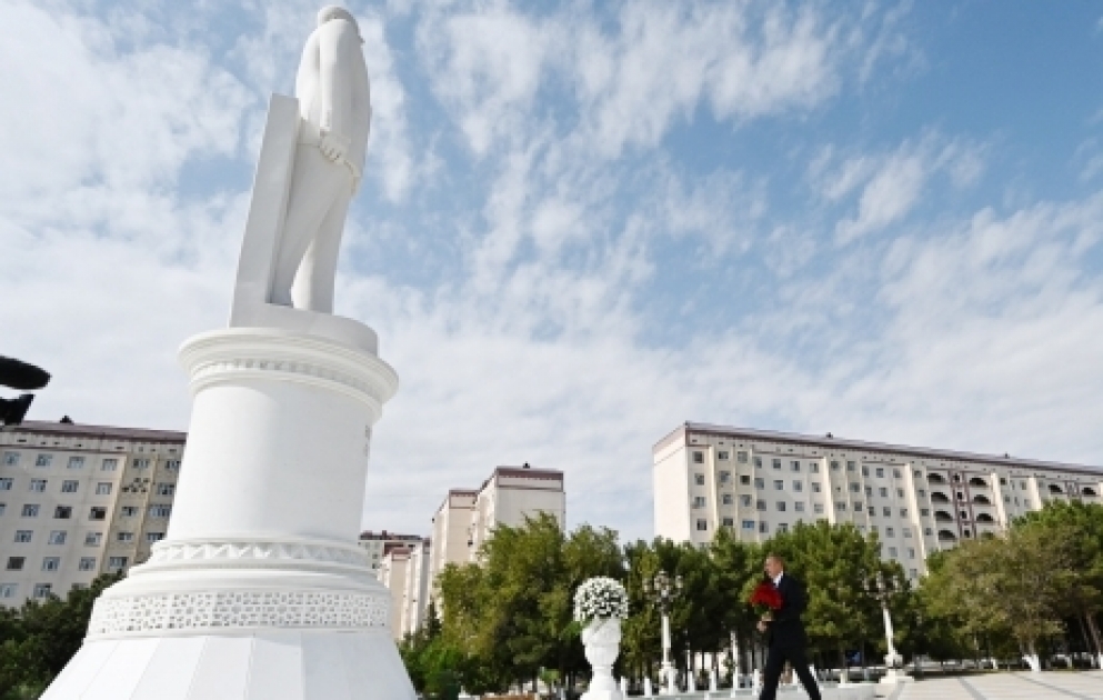 Le président Ilham Aliyev se recueille devant le monument d’Heydar Aliyev à Soumgaït VIDEO
