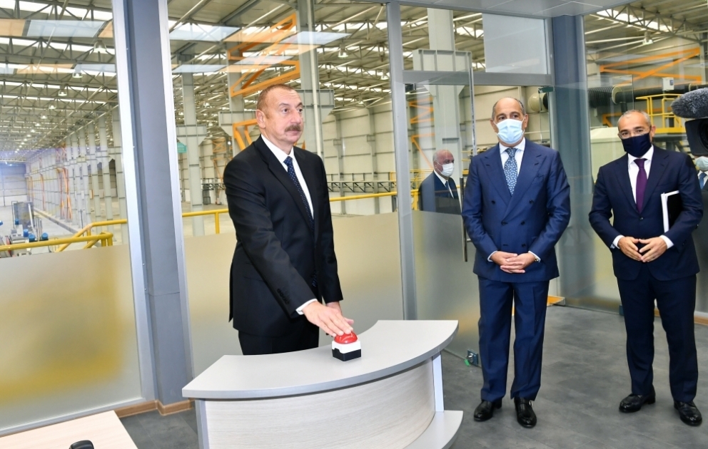 Präsident Ilham Aliyev weiht im Chemieindustriepark Sumgayit “Azmonbat“ GmbH ein VIDEO
