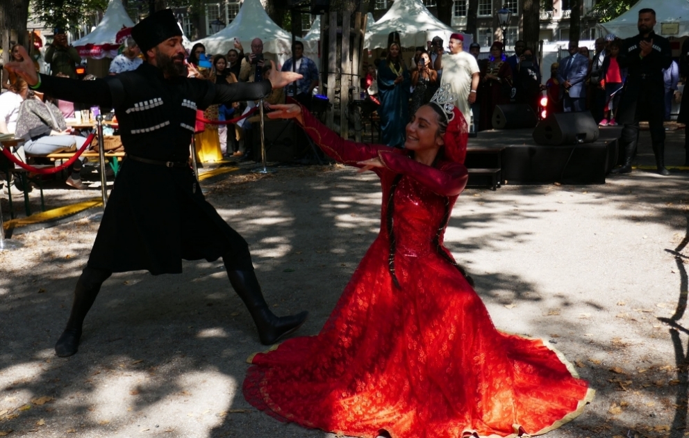 Haaqada təşkil edilmiş “Səfirliklər Festivalı”nda Azərbaycanın stendi diqqət mərkəzində olub VİDEO