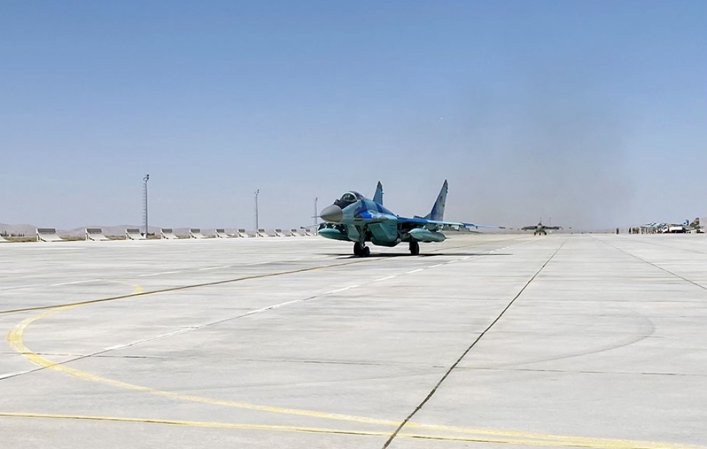 “TurAz Falke- 2021“: Militärpiloten führen Flugmanöver geschickt aus VIDEO