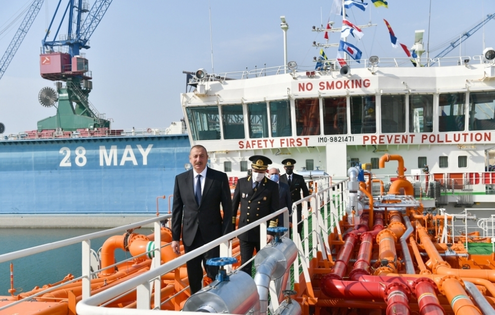 Präsident Ilham Aliyev nimmt an Veranstaltung zur Inbetriebnahme des Öltankers “Kelbadschar“ teil VIDEO