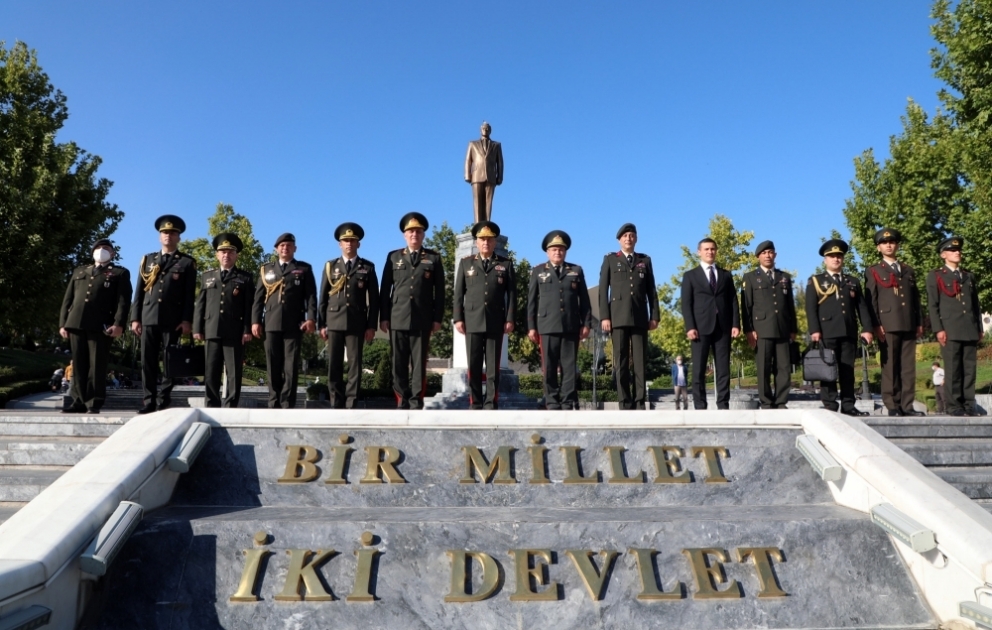 Azərbaycan Ordusunun Baş Qərargah rəisi Ankarada Heydər Əliyev Parkını ziyarət edib VİDEO