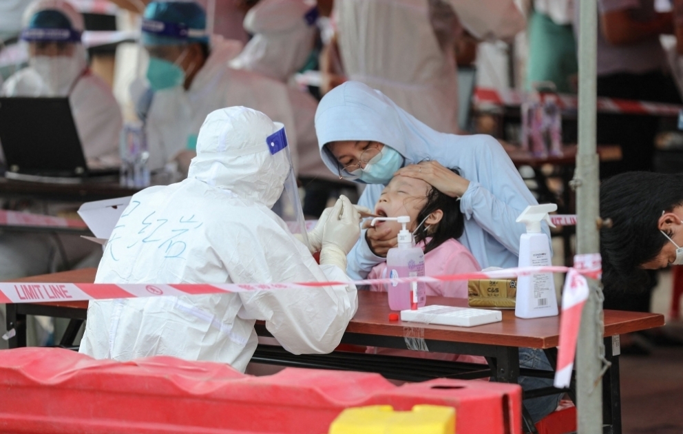 Çinin Siamen şəhərinin sakinləri kütləvi şəkildə koronavirus testindən keçirilir VİDEO