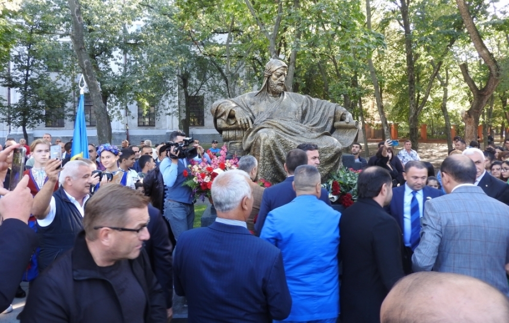 В Харькове состоялось открытие памятника великому азербайджанскому поэту и мыслителю Низами Гянджеви ВИДЕО