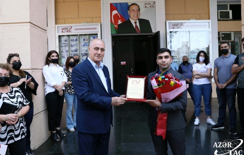 Vətən müharibəsi iştirakçısı 24 yaşlı Mehrac AZƏRTAC-da böyük sevgi və coşqu ilə qarşılandı VİDEO