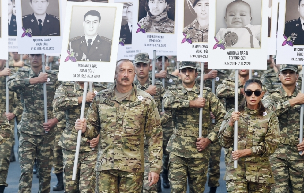 Vətən müharibəsi şəhidlərinin əziz xatirəsinə ehtiram əlaməti olaraq Bakıda yürüş keçirilib Prezident, Müzəffər Ali Baş Komandan İlham Əliyev və birinci xanım Mehriban Əliyeva yürüşdə iştirak ediblərYENİLƏNİB VİDEO