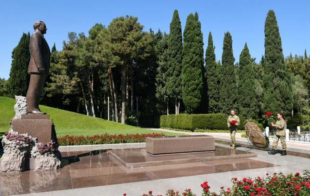 Präsident Ilham Aliyev und First Lady Mehriban Aliyeva besuchen Grabmal von Nationalleader Heydar Aliyev VIDEO