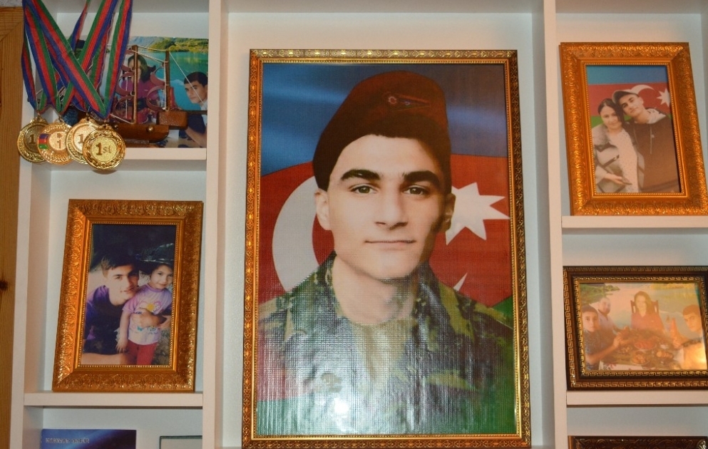 Şəhid olan komandirini döyüş meydanından çıxararkən düşmən gülləsinə tuş gələn 19 yaşlı qəhrəman VİDEO