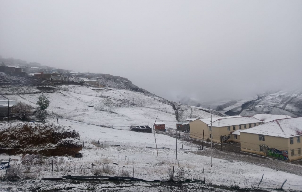 Azerbaïdjan : la première neige tombe sur les villages de Khynalyg et de Qyryz VIDEO