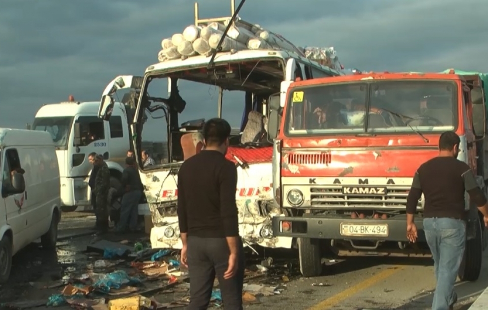 Hacıqabulda sərnişin avtobusu yük maşını ilə toqquşub VİDEO