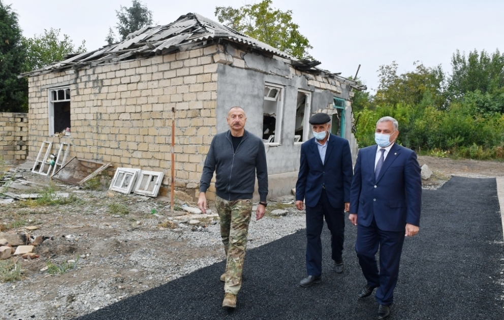 Prezident İlham Əliyev Ermənistan silahlı qüvvələrinin raket hücumları nəticəsində Tərtər şəhərində dağılmış evin əvəzinə tikilən yeni evdə yaradılan şəraitlə tanış olub VİDEO