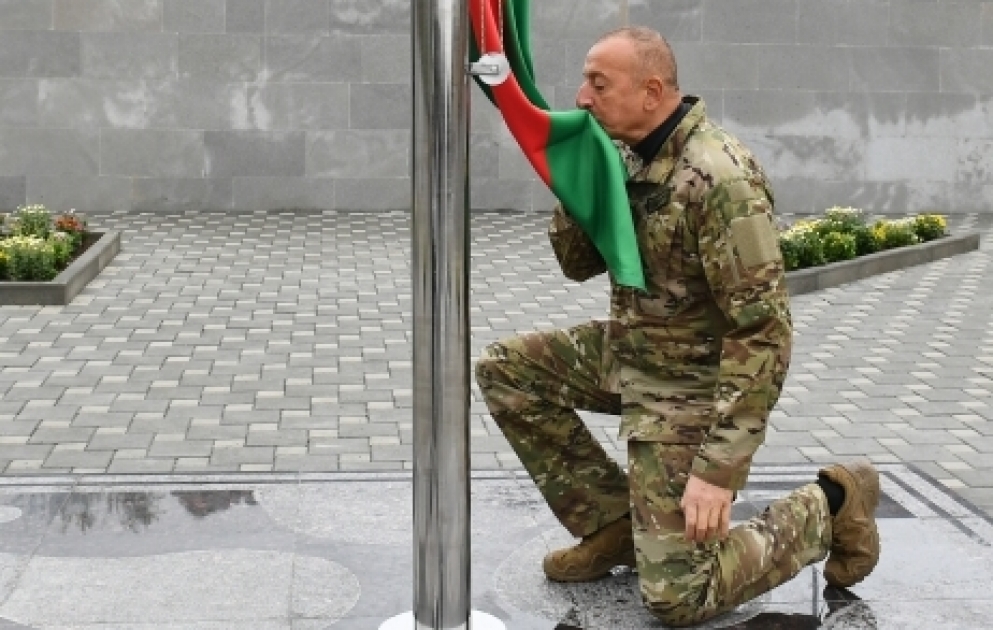 Le président Ilham Aliyev hisse le drapeau azerbaïdjanais dans le village de Talych VIDEO