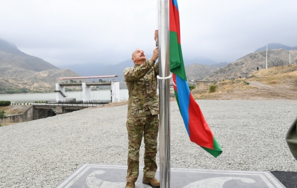 Le président Ilham Aliyev hisse le drapeau azerbaïdjanais dans le bourg de Sougovouchan VIDEO