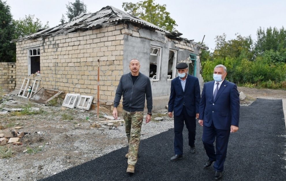 Le président azerbaïdjanais visite une nouvelle maison construite pour remplacer une ancienne détruite à Terter dans les attaques à la roquette des troupes arméniennes VIDEO