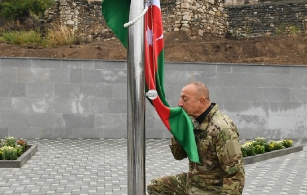 Terter: Präsident Ilham Aliyev hisst aserbaidschanische Flagge im Dorf Talysch VIDEO