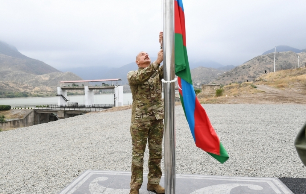 In der Siedlung Sugovuschan in Terter Region aserbaidschanische Flagge aufgezogen VIDEO
