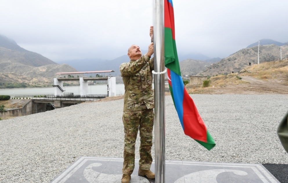 Президент Ильхам Алиев поднял флаг Азербайджана в поселке Суговушан Тертерского района ВИДЕО