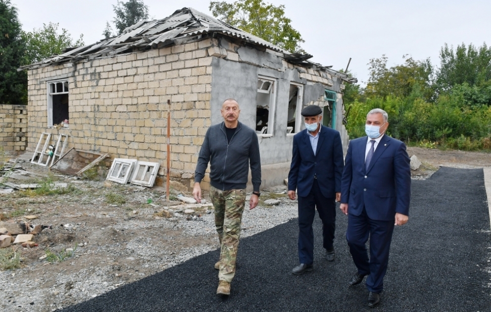 Президент Ильхам Алиев ознакомился в городе Тертер с условиями, созданными в новом доме, построенном вместо дома, разрушенного в результате ракетных атак армянских вооруженных сил ВИДЕО