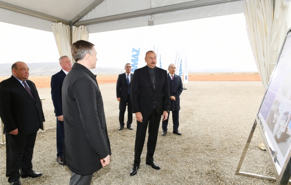 Le président Ilham Aliyev participe à la cérémonie de pose de la première pierre d’un centre de services conjoint de la société KamAZ et de l’Usine automobile de Gandja VIDEO