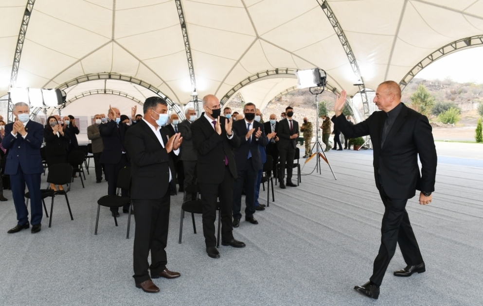 Le président Ilham Aliyev rencontre un groupe de représentants de Djabraïl et pose la première pierre du Complexe mémorial et de la restauration de la ville VIDEO
