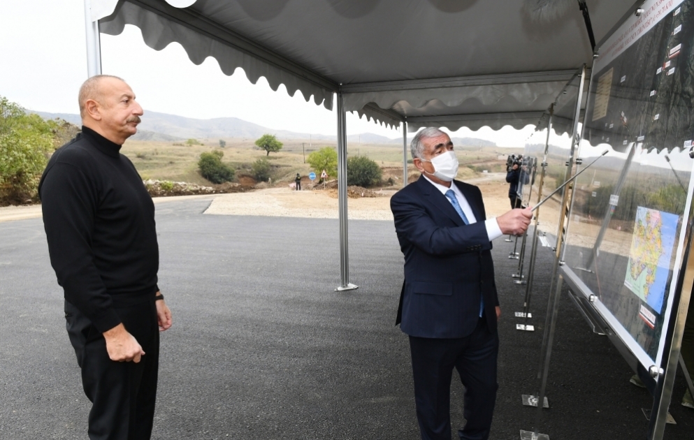 Präsident Ilham Aliyev macht sich mit Verlauf von Bauarbeiten an Straßen Hadrut-Dschäbrayil-Schükurbayli, Tugh-Hadrut und Füsuli-Hadrut vertraut VIDEO