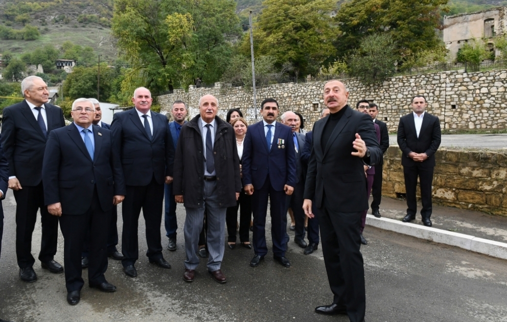 Prezident İlham Əliyev Xocavənd rayon ictimaiyyətinin nümayəndələri ilə birlikdə Tuğ kəndində olub VİDEO